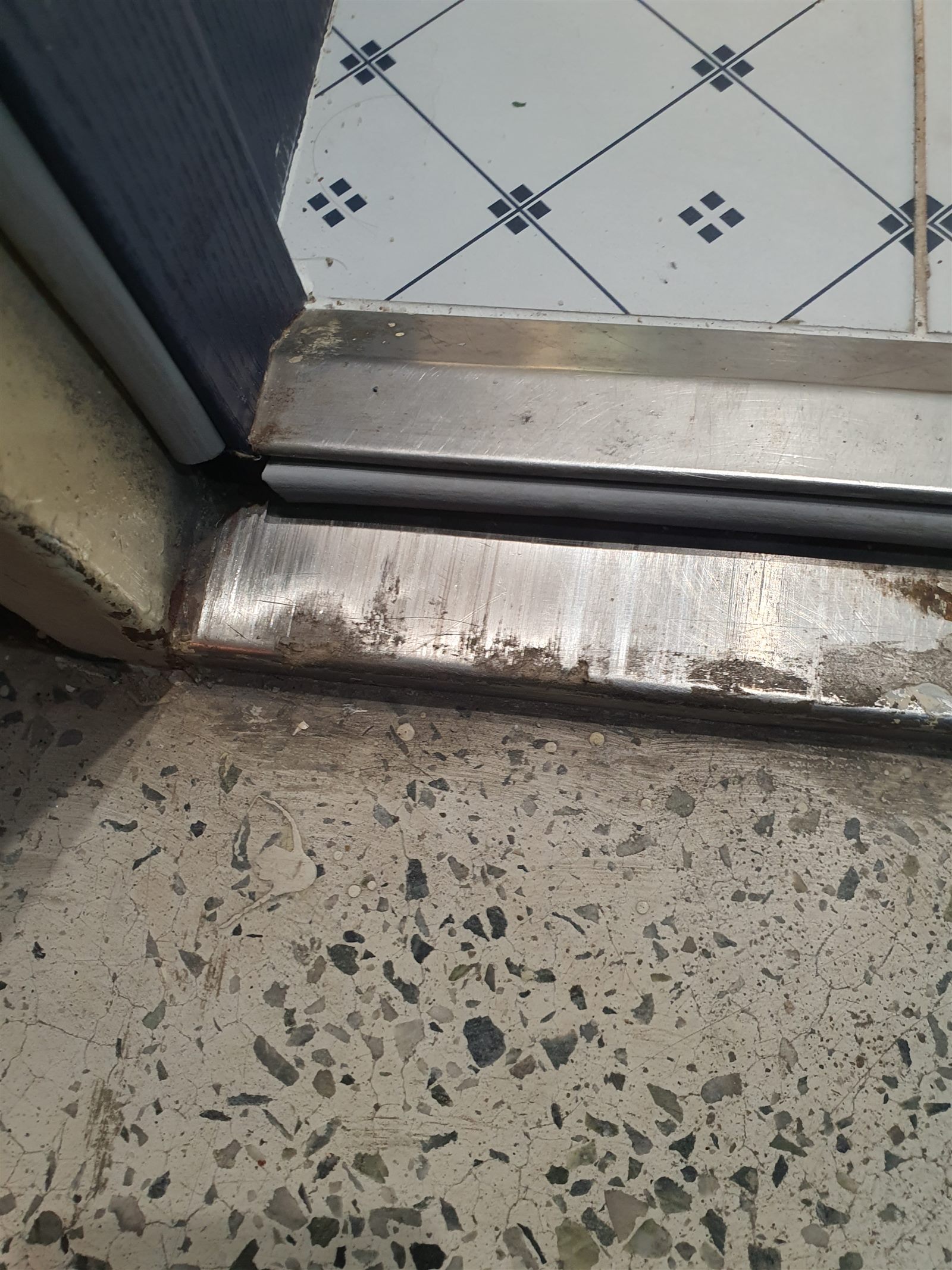 문 아래쪽 문틀 레일과 바닥 경계 부분